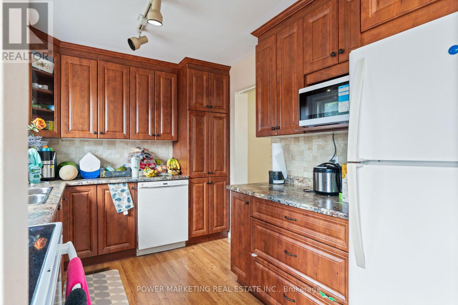 #76 2111 MONTREAL ROAD - 11