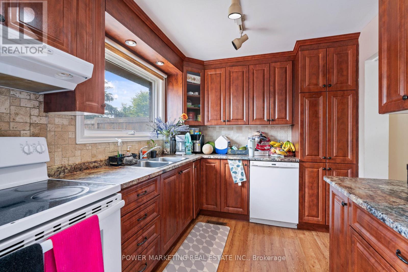 #76 2111 MONTREAL ROAD - 12