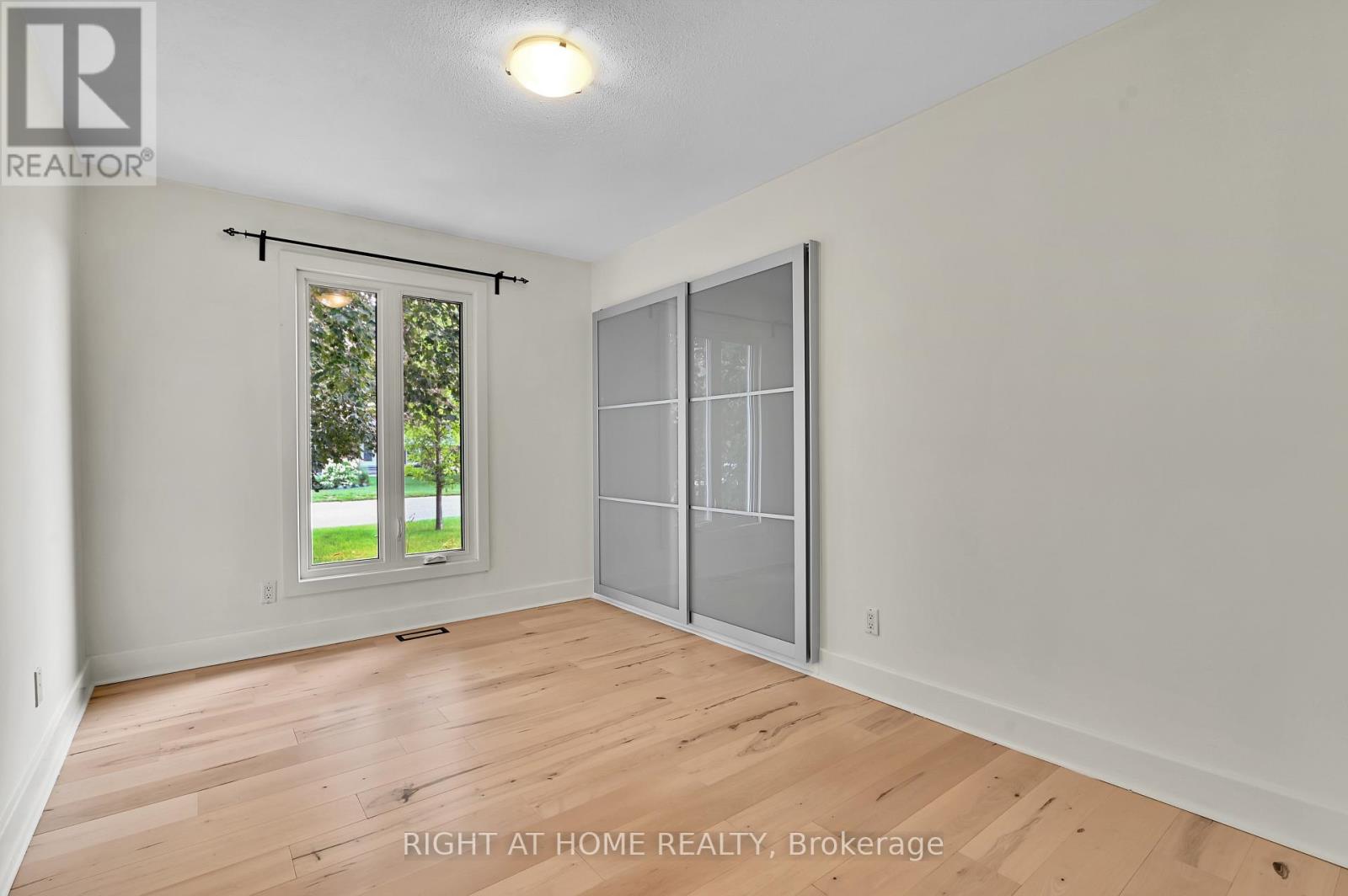 9 LEETOM CRESCENT - 16