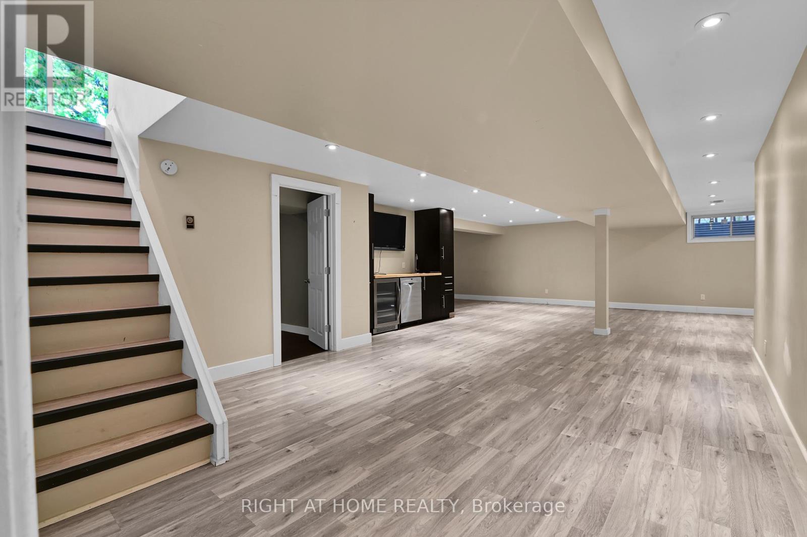 9 LEETOM CRESCENT - 22