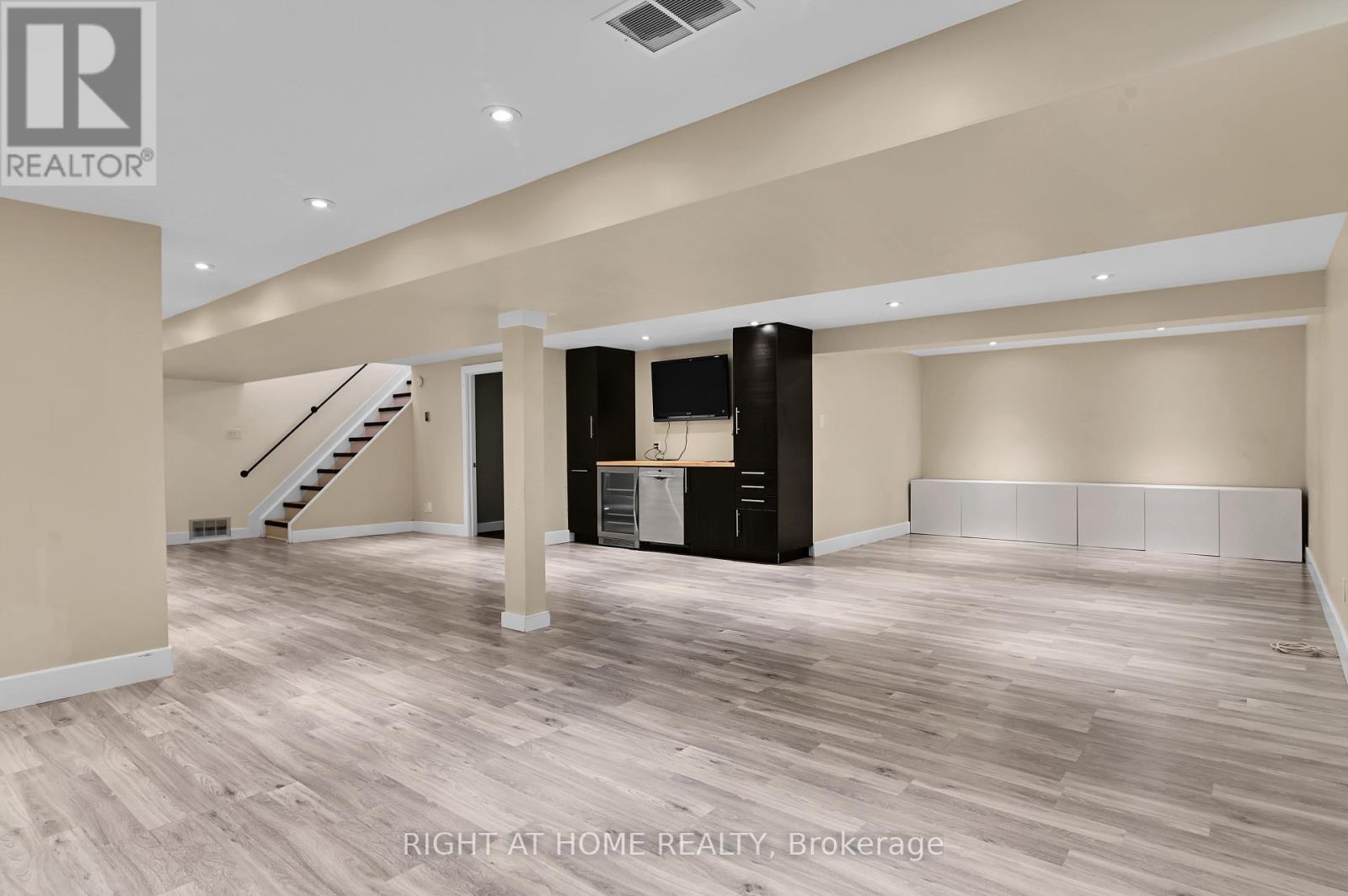 9 LEETOM CRESCENT - 24