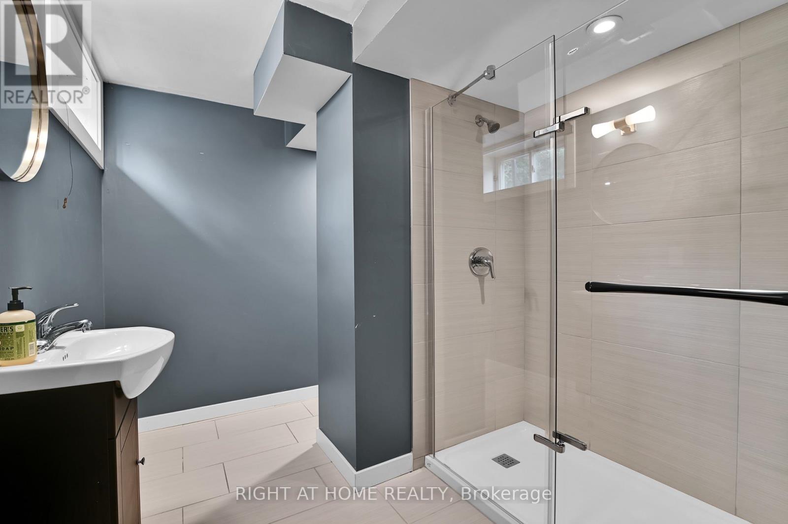 9 LEETOM CRESCENT - 27