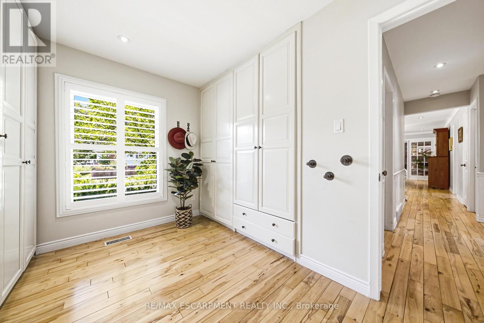 3384 MANFRED DRIVE - 23