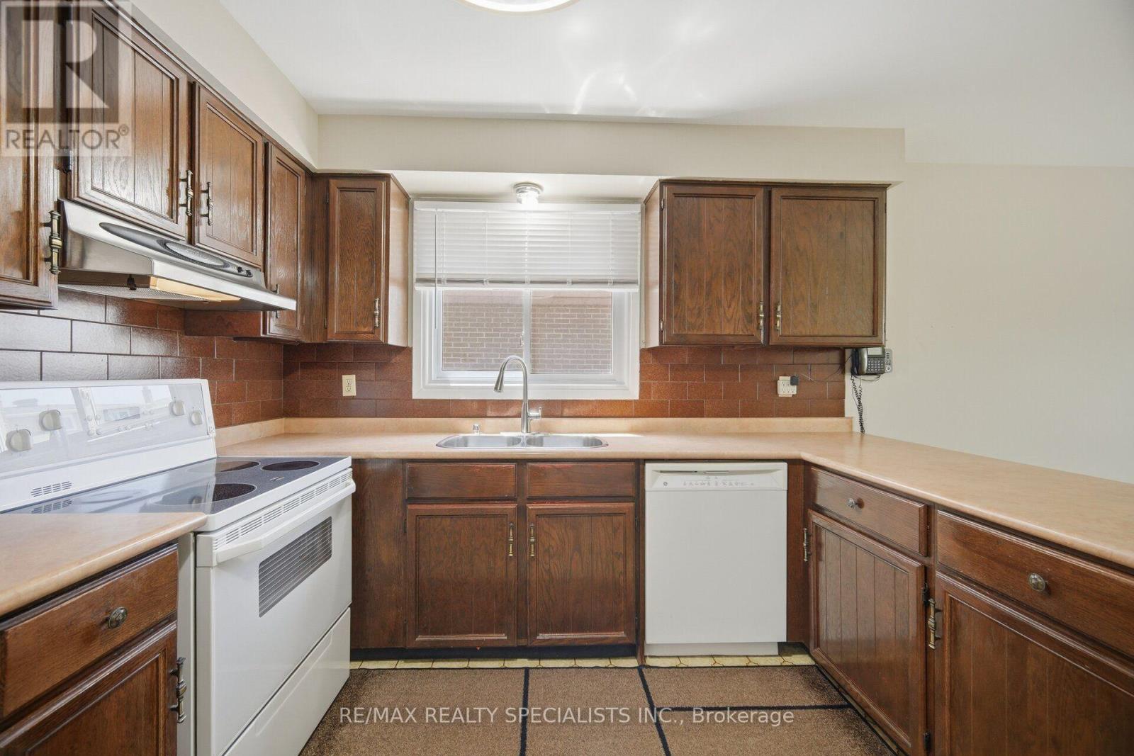 18 JILL CRESCENT - 11