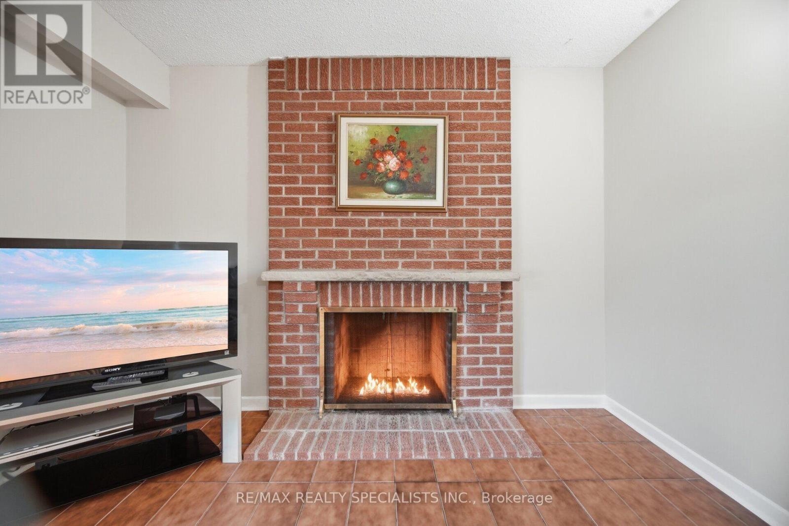 18 JILL CRESCENT - 16