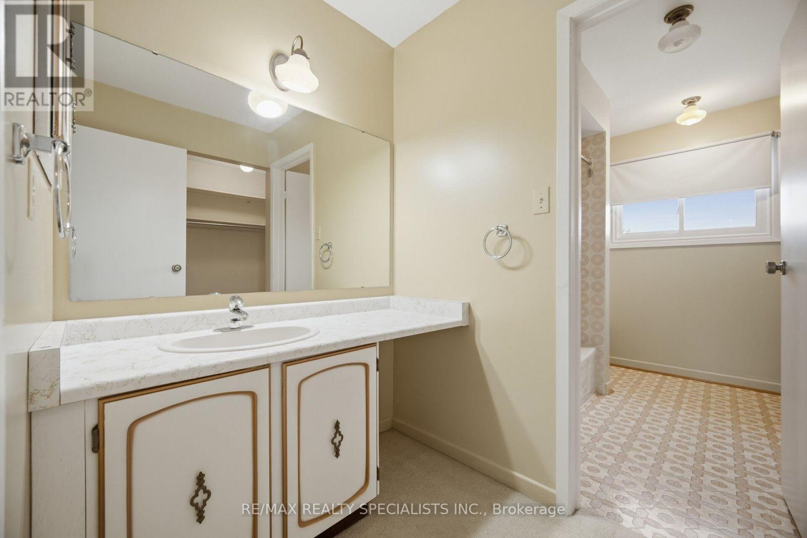 18 JILL CRESCENT - 22