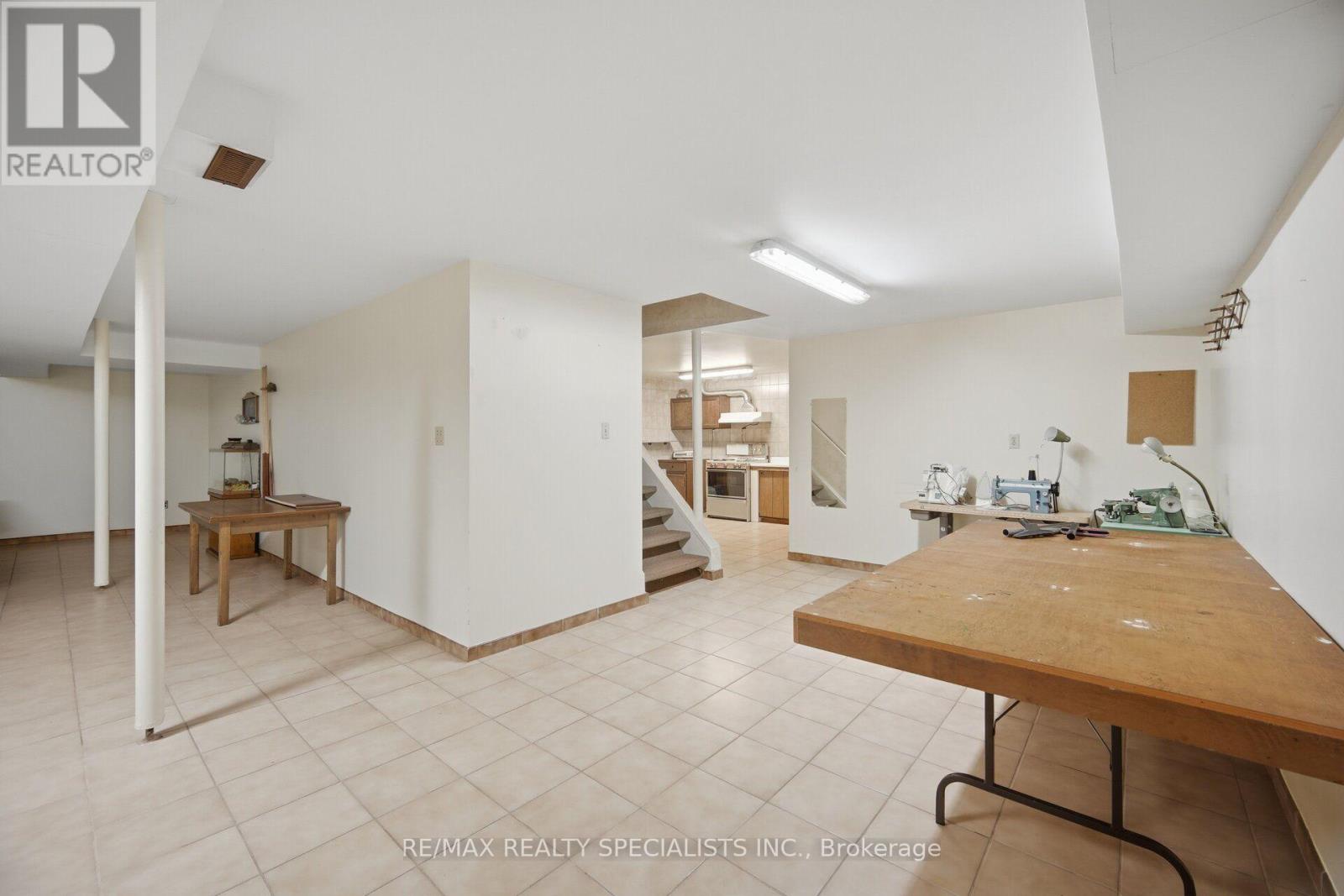 18 JILL CRESCENT - 32