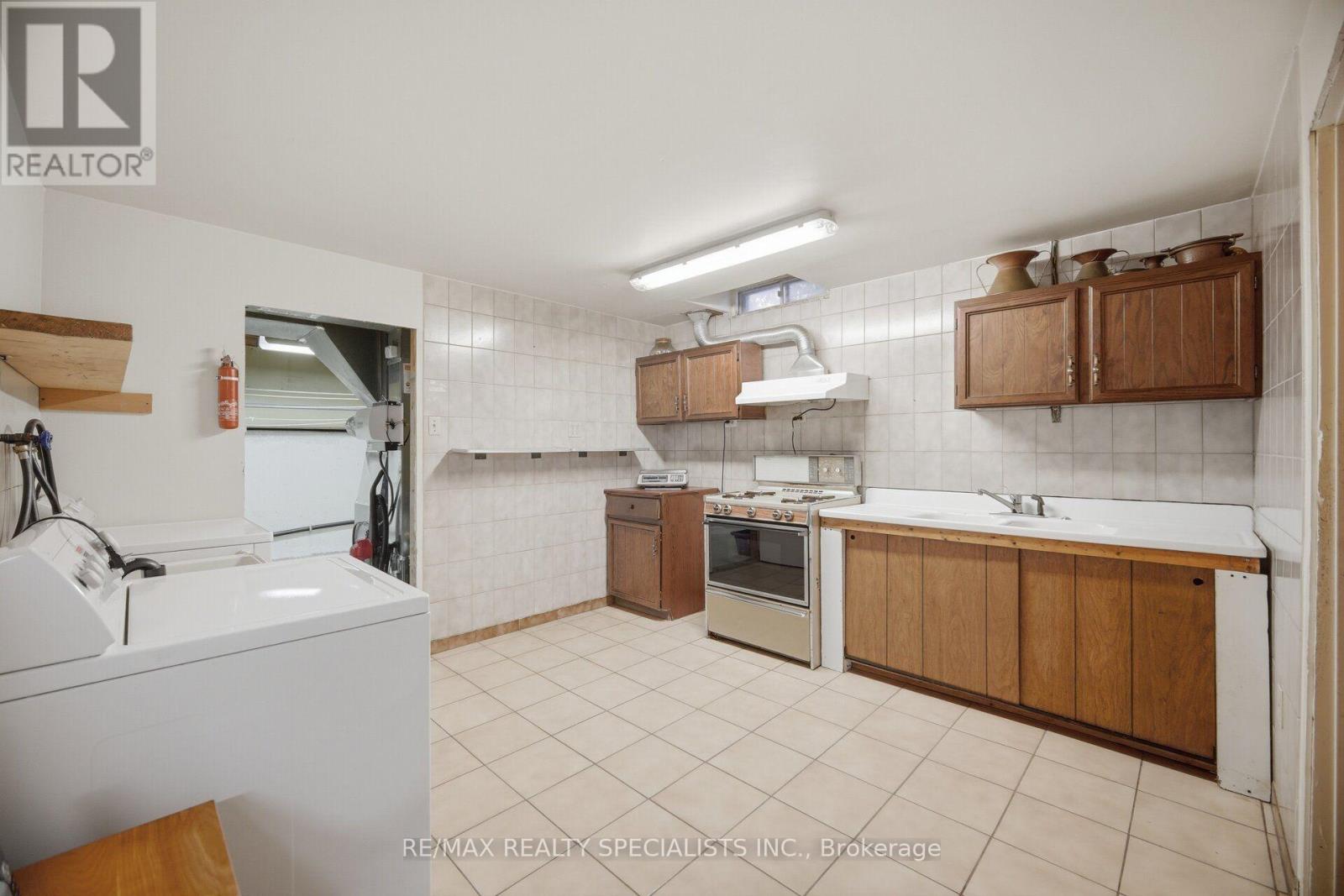 18 JILL CRESCENT - 36