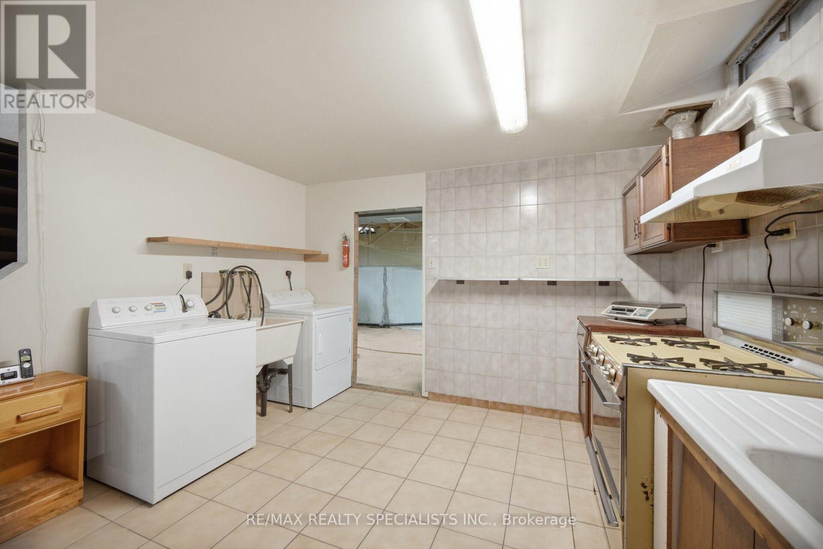 18 JILL CRESCENT - 37