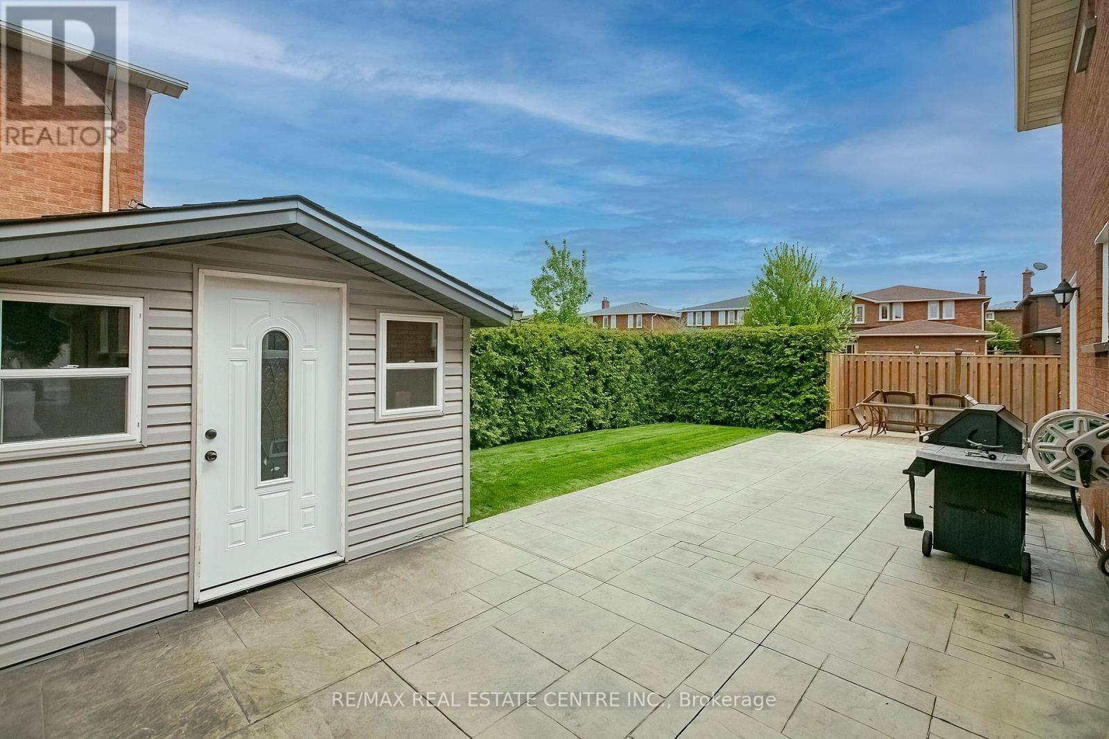 21 AMANTINE CRESCENT - 22