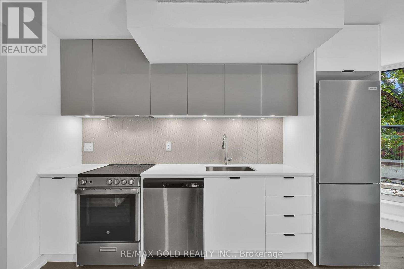 #211 57 BROCK AVENUE - 17