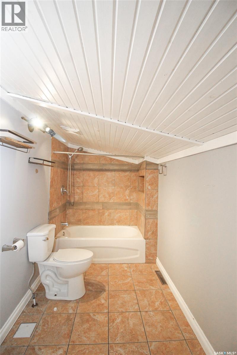689 2ND STREET W - 10