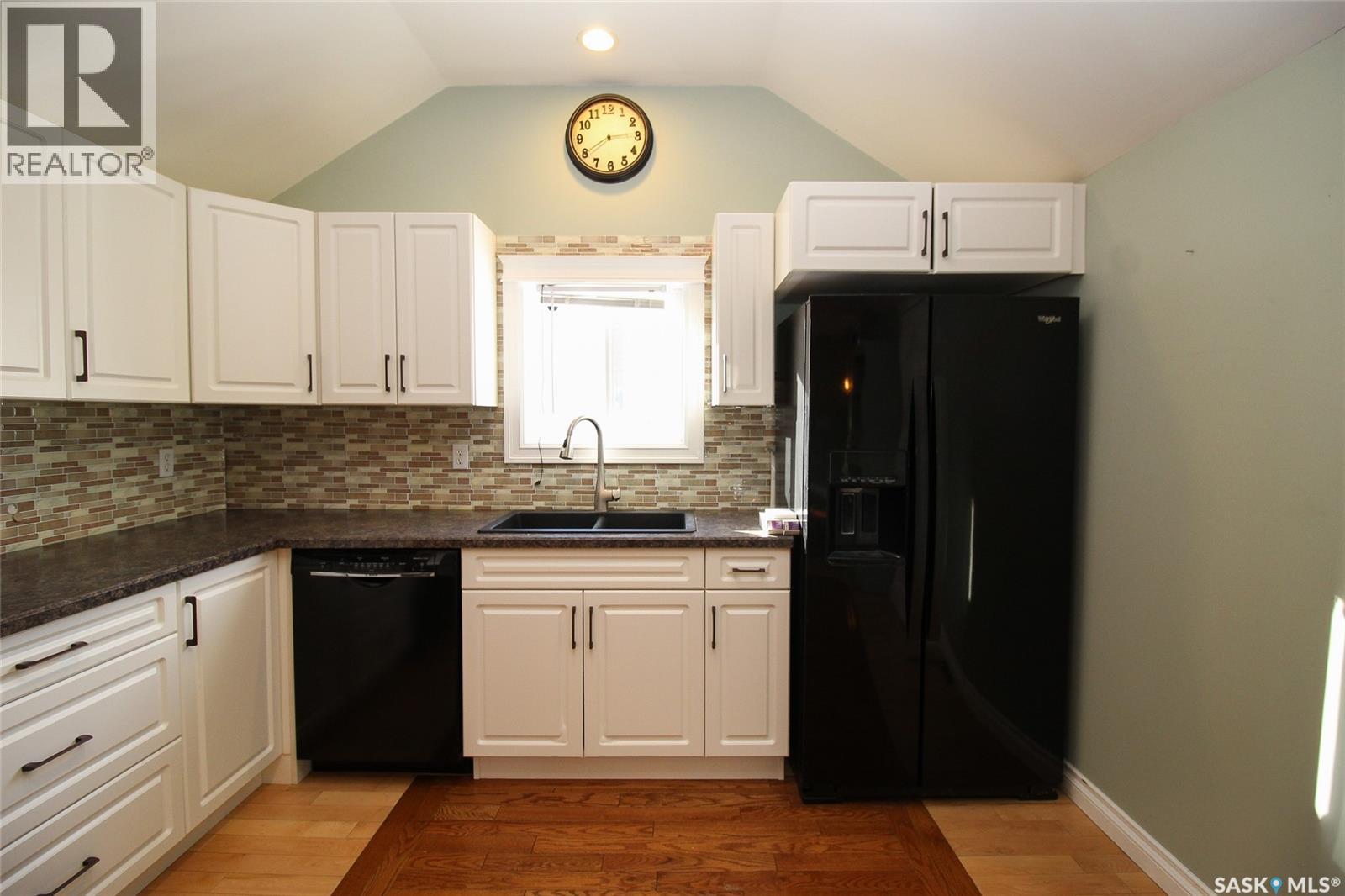 689 2ND STREET W - 9