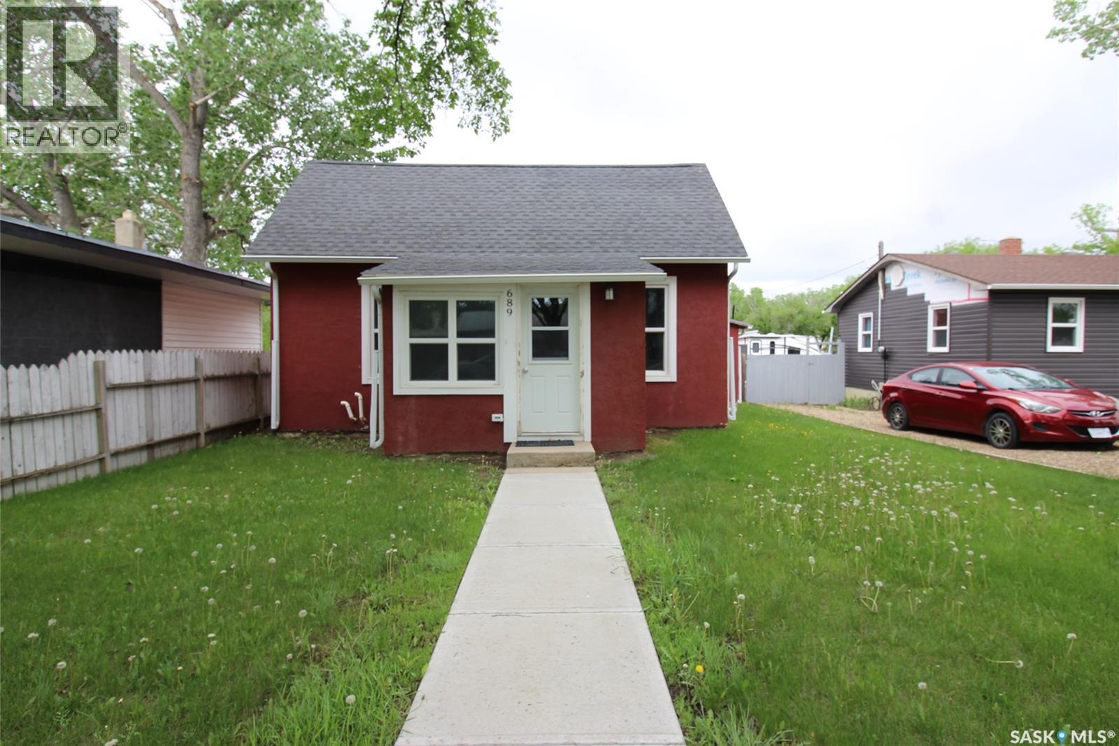 689 2ND STREET W - 1