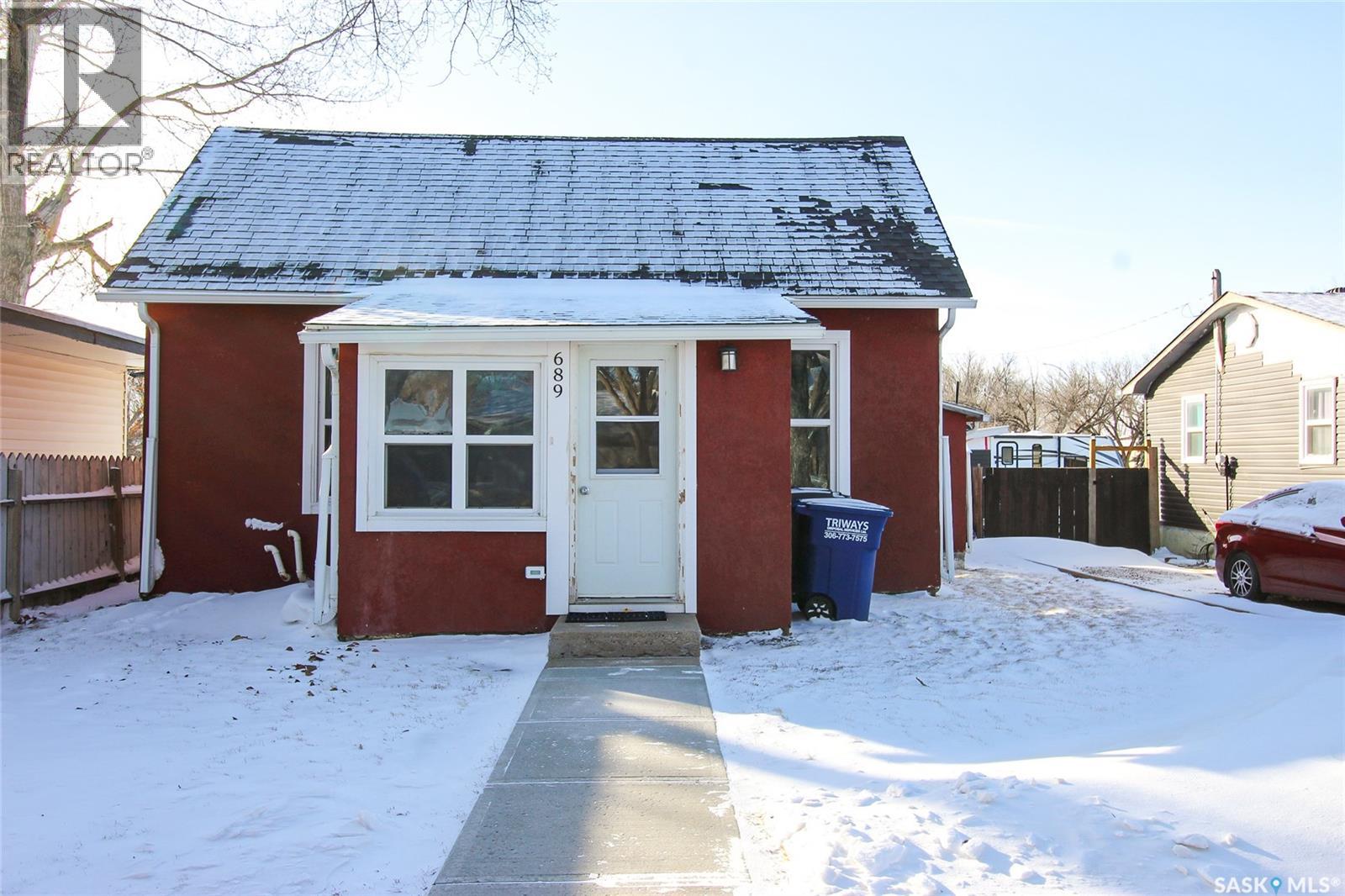 689 2ND STREET W - 28