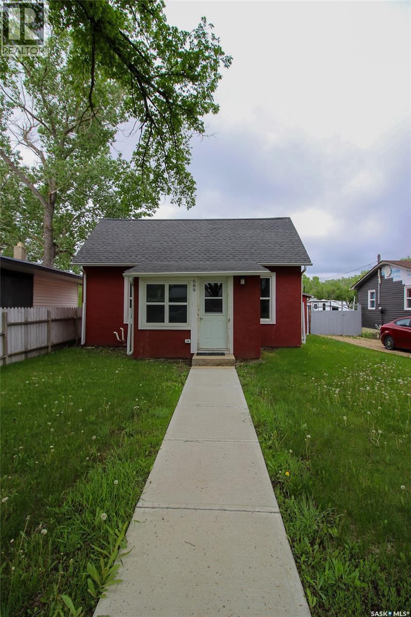 689 2ND STREET W - 29