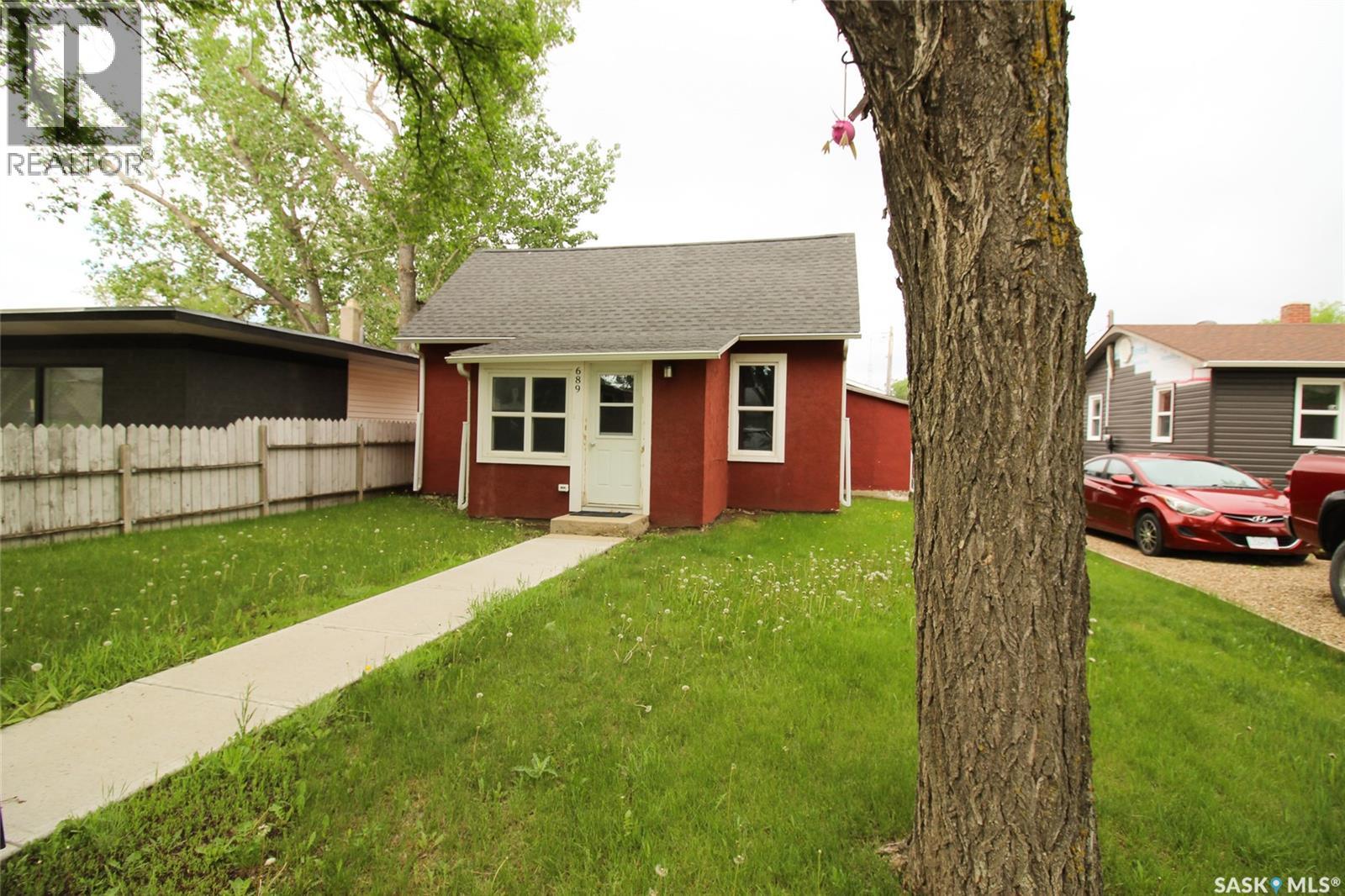 689 2ND STREET W - Image 30