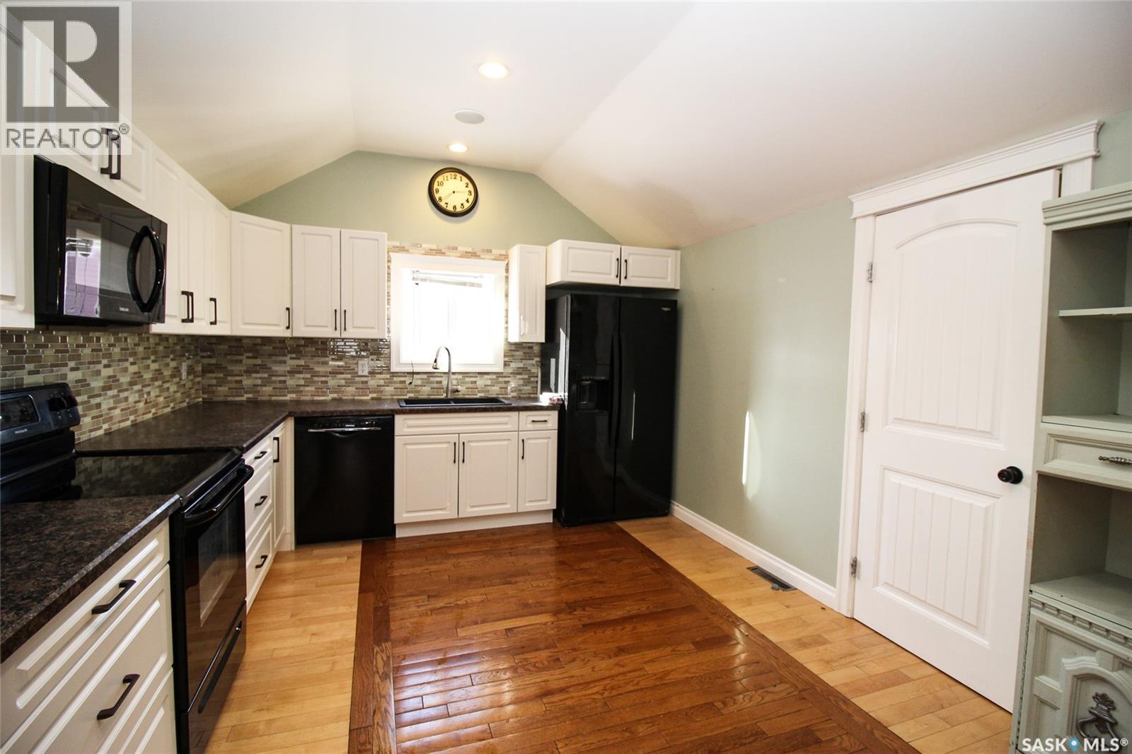 689 2ND STREET W - 2