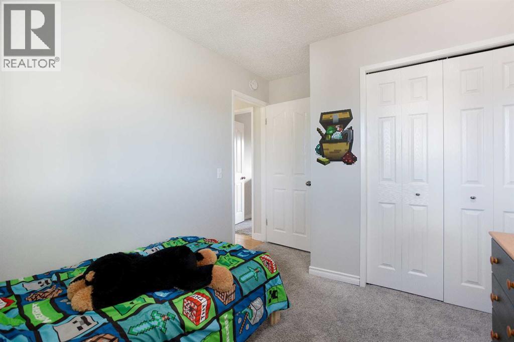 23 Queen Isabella Close SE - 21