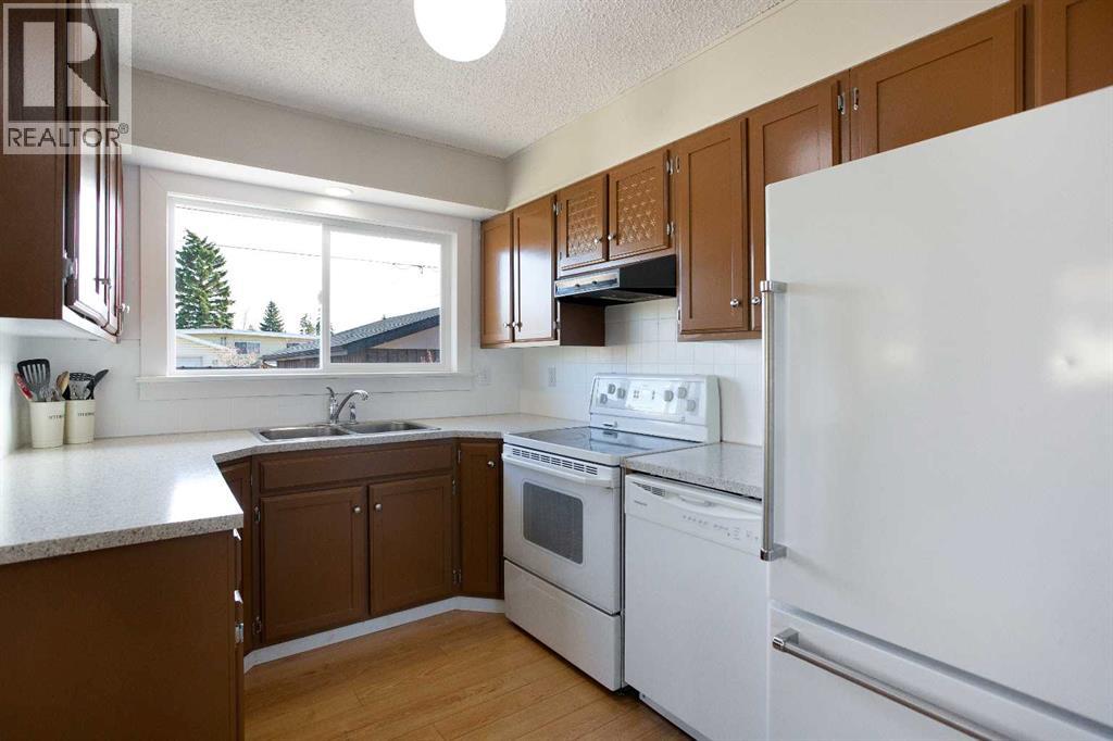 23 Queen Isabella Close SE - 3