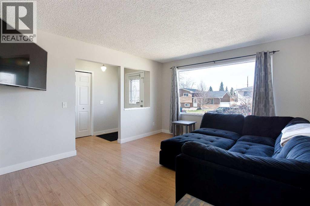 23 Queen Isabella Close SE - 4