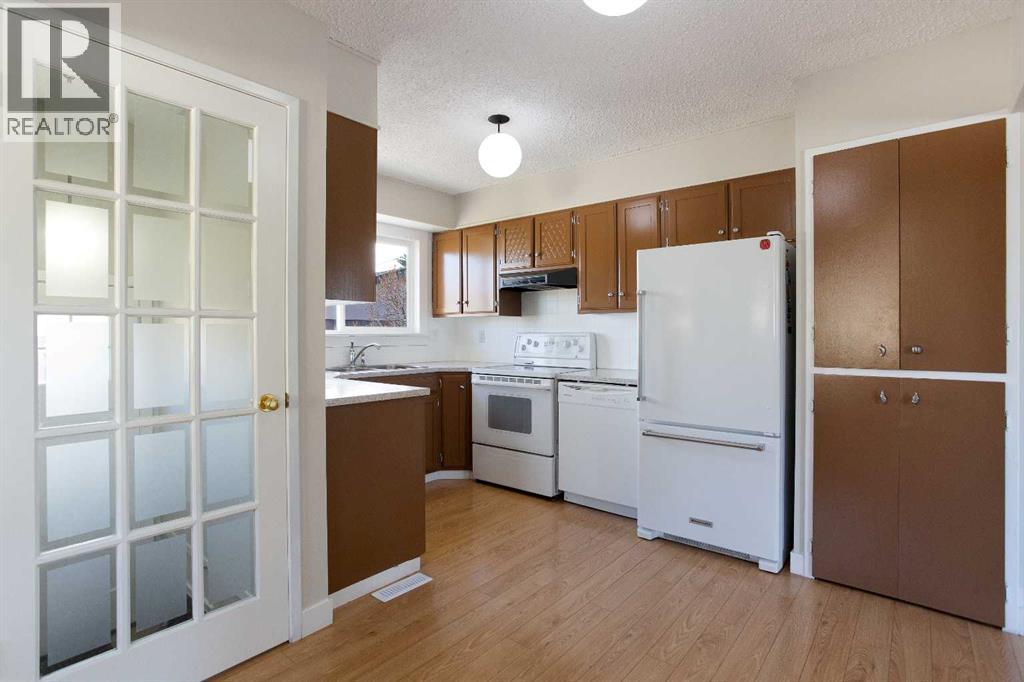 23 Queen Isabella Close SE - 9