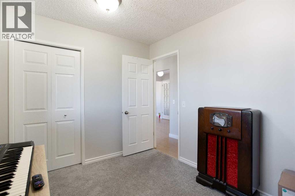 23 Queen Isabella Close SE - 14