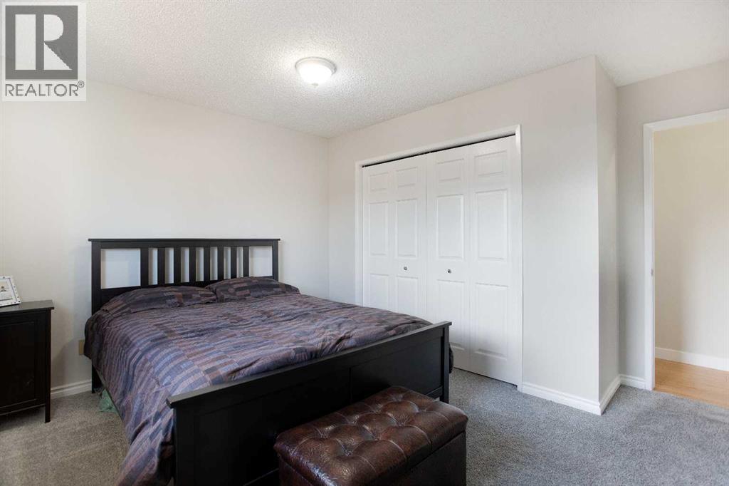 23 Queen Isabella Close SE - 17