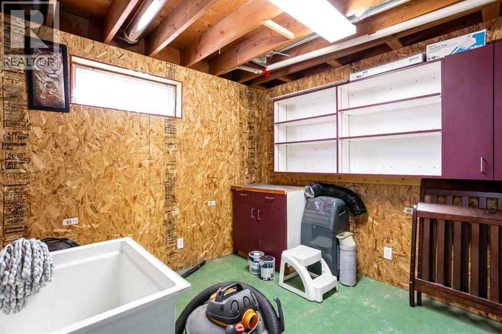 23 Queen Isabella Close SE - 24