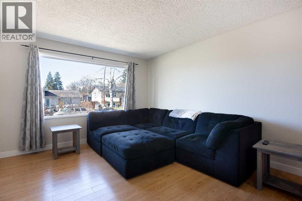 23 Queen Isabella Close SE - 6