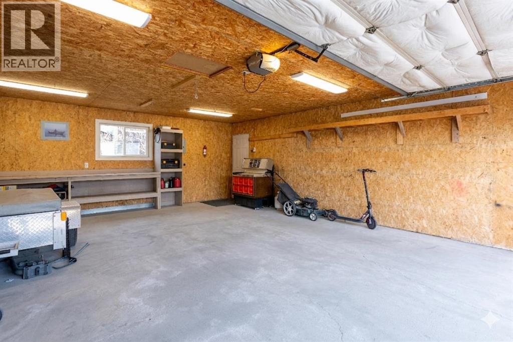 23 Queen Isabella Close SE - 25