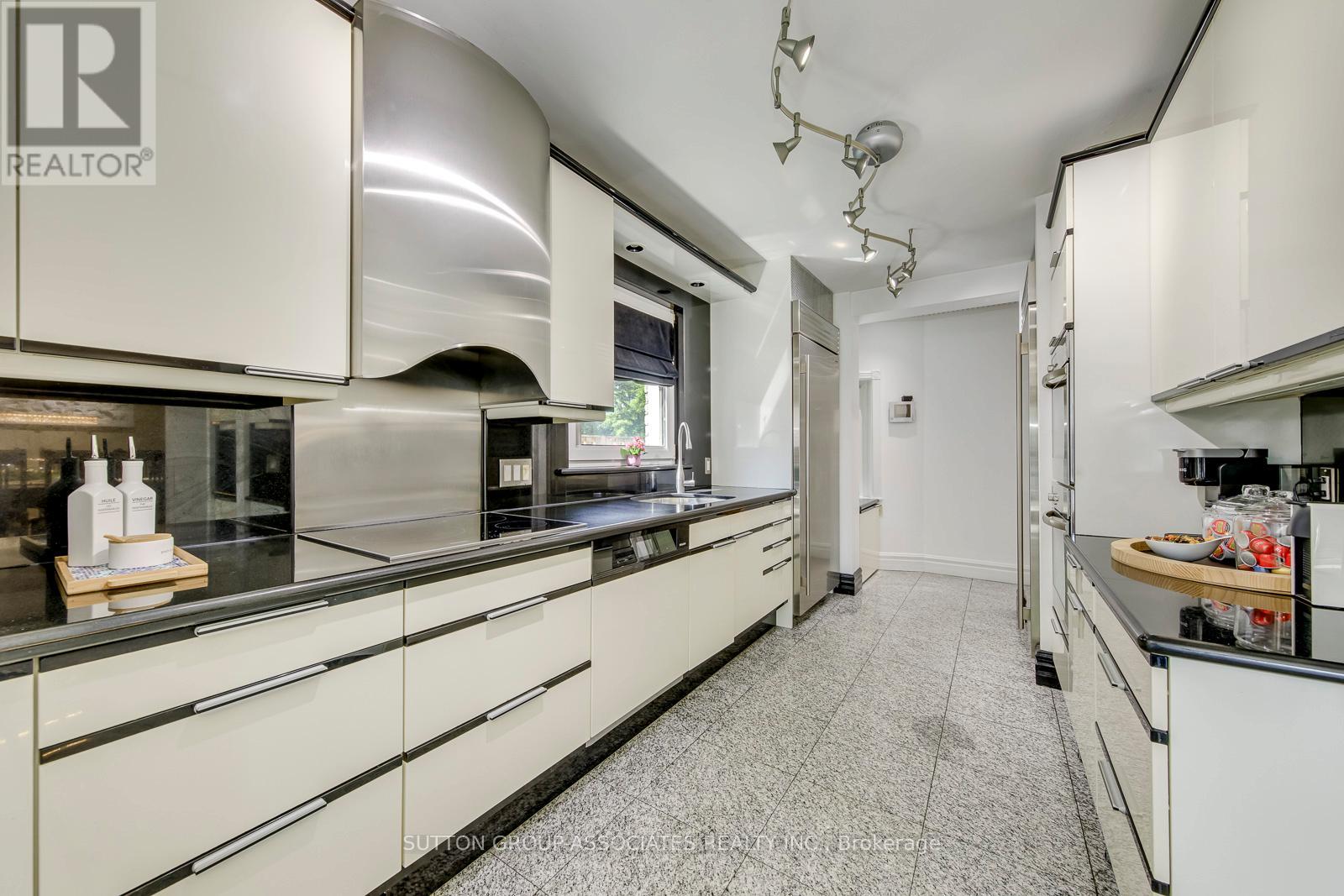 18 MARTIN GROVE ROAD - 4