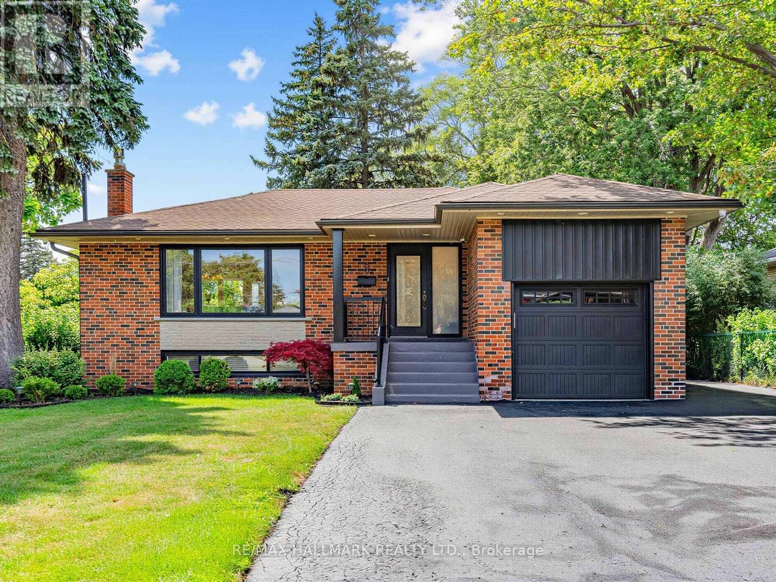 8 TUFTON CRESCENT - 1