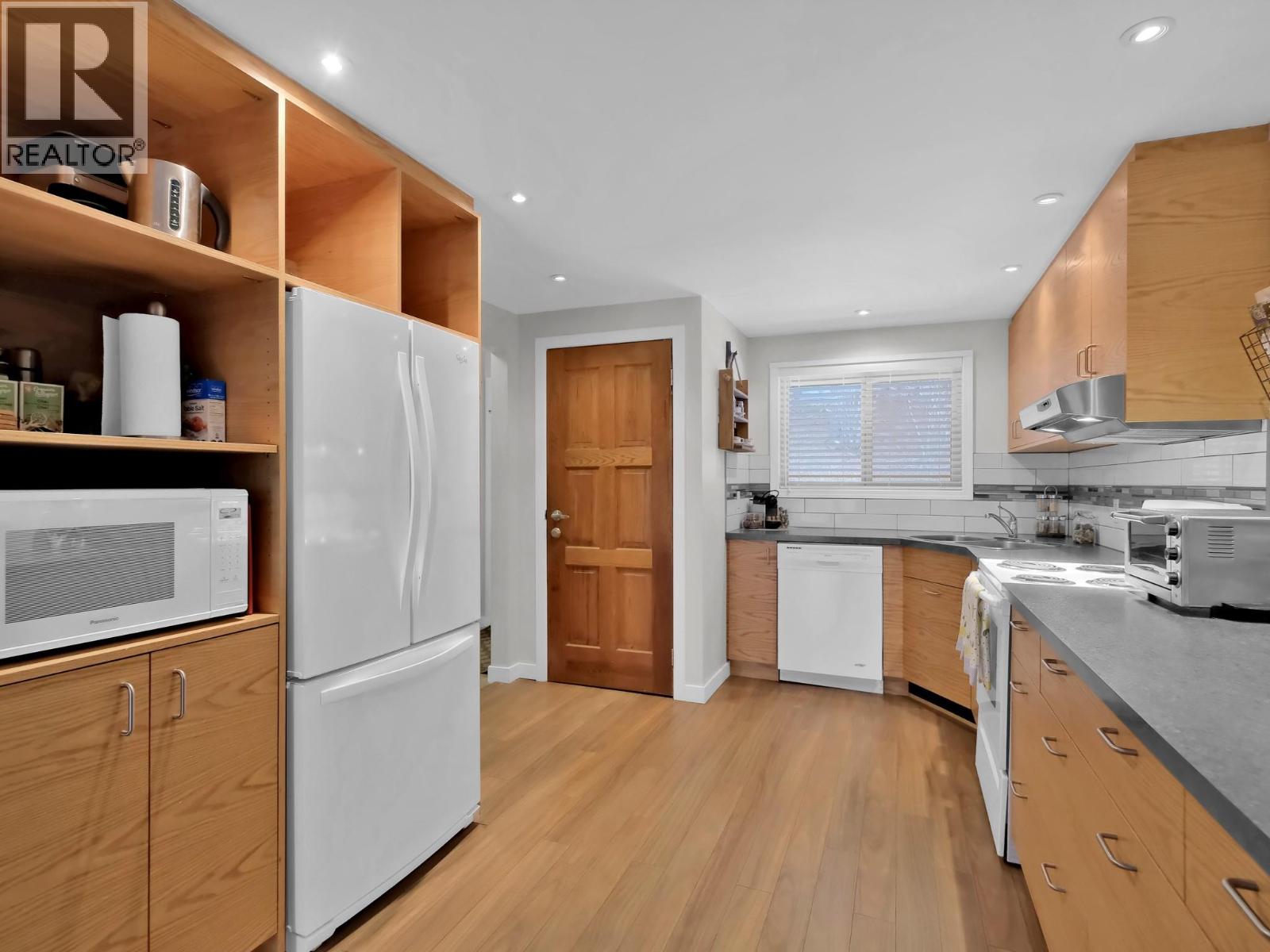 #903 225 CLEARVIEW Road - 3