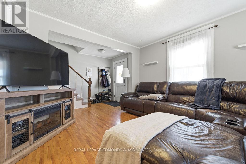 430 MARY STREET - 11