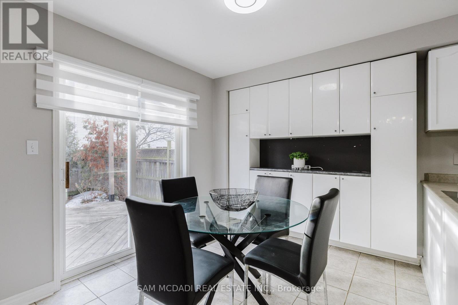 1190 FOX CRESCENT - 12