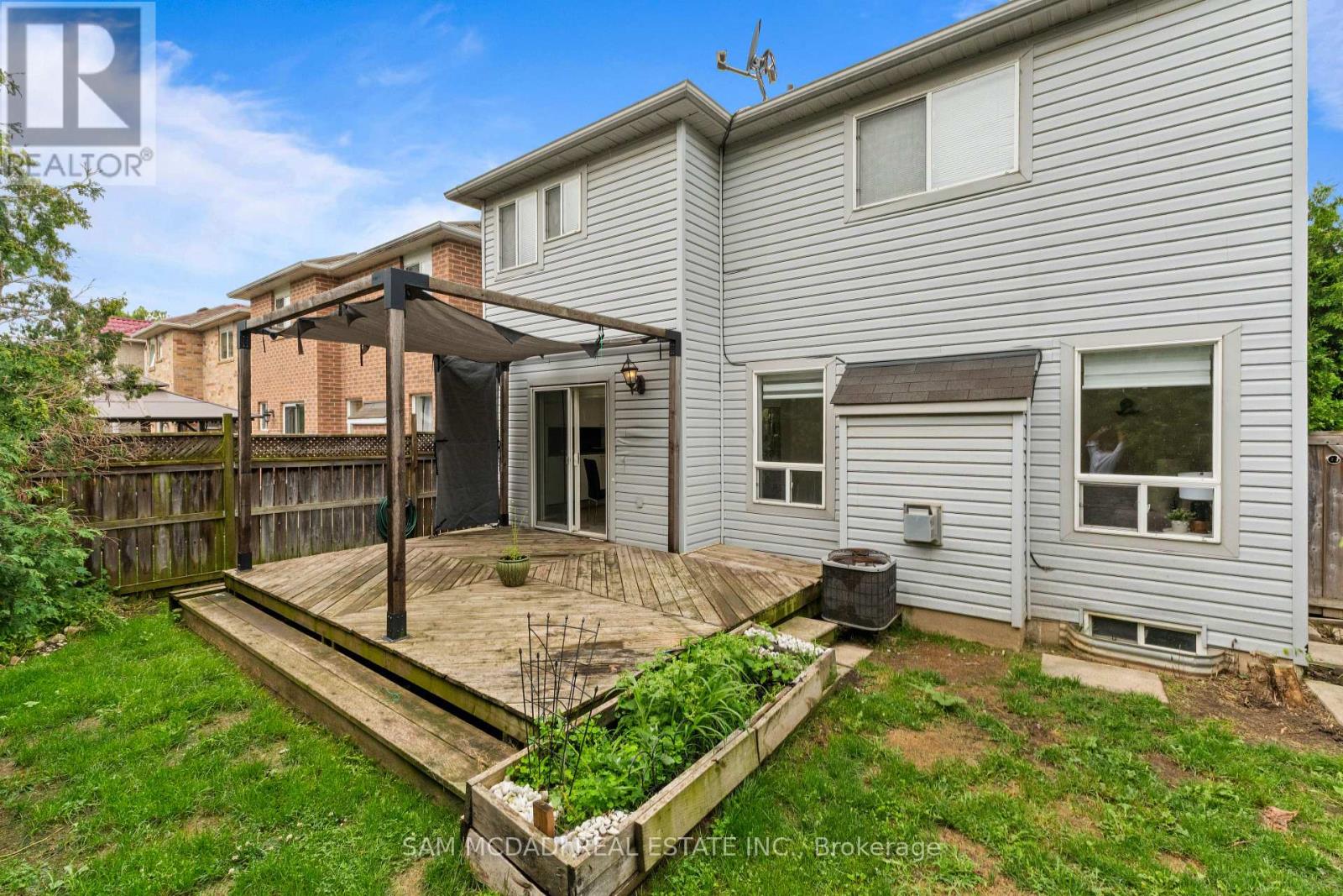 1190 FOX CRESCENT - 23