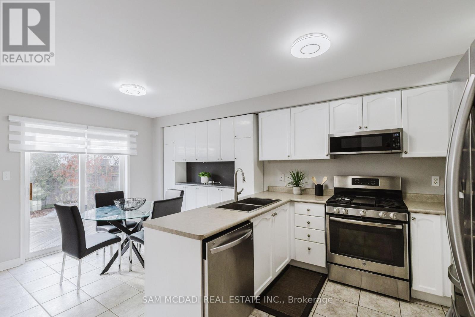 1190 FOX CRESCENT - 10