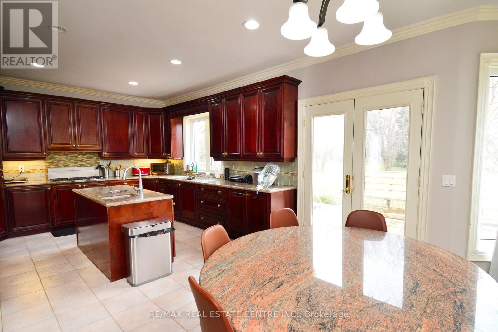 20 CRESCENT HILL DRIVE N - 12