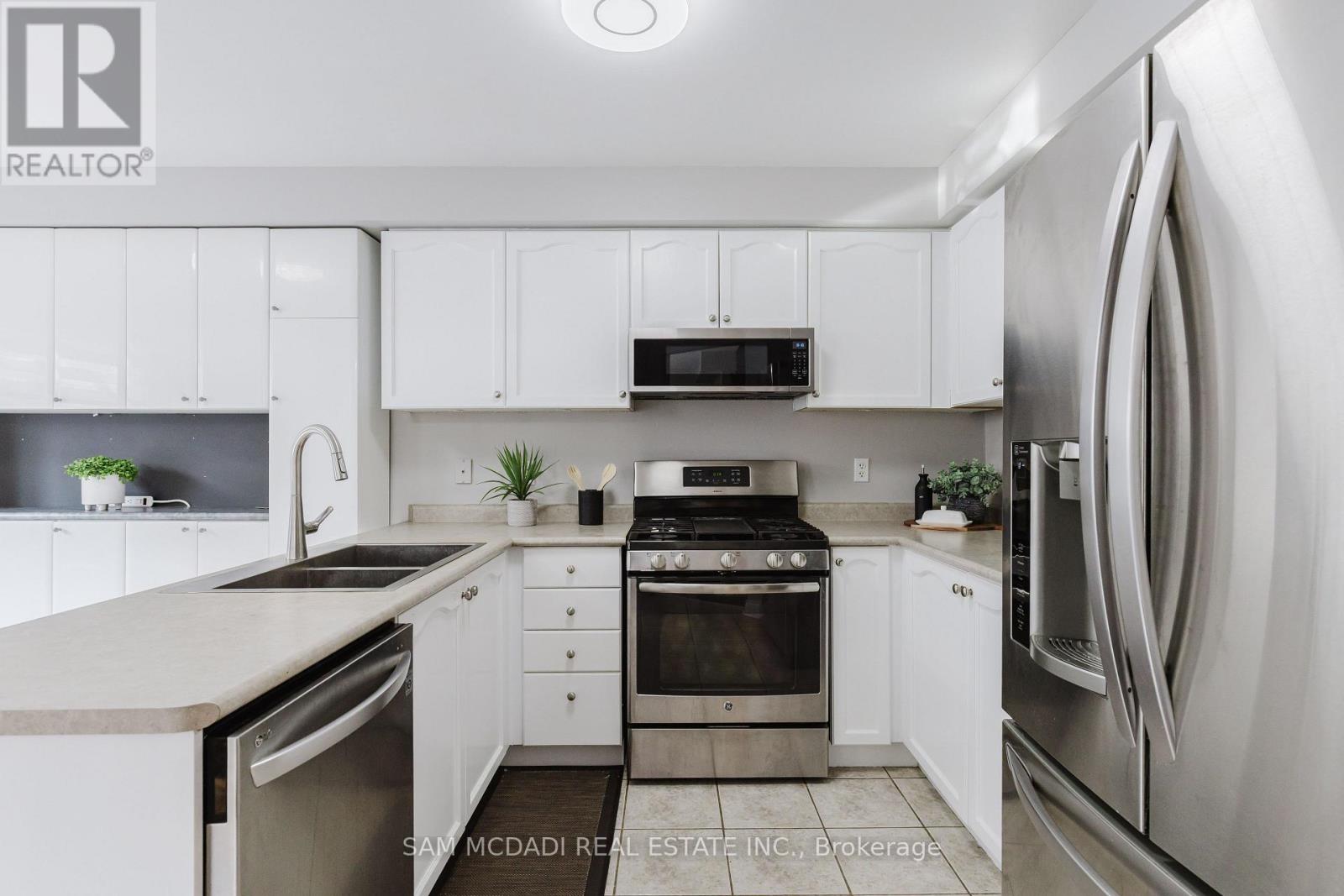 1190 FOX CRESCENT - 11