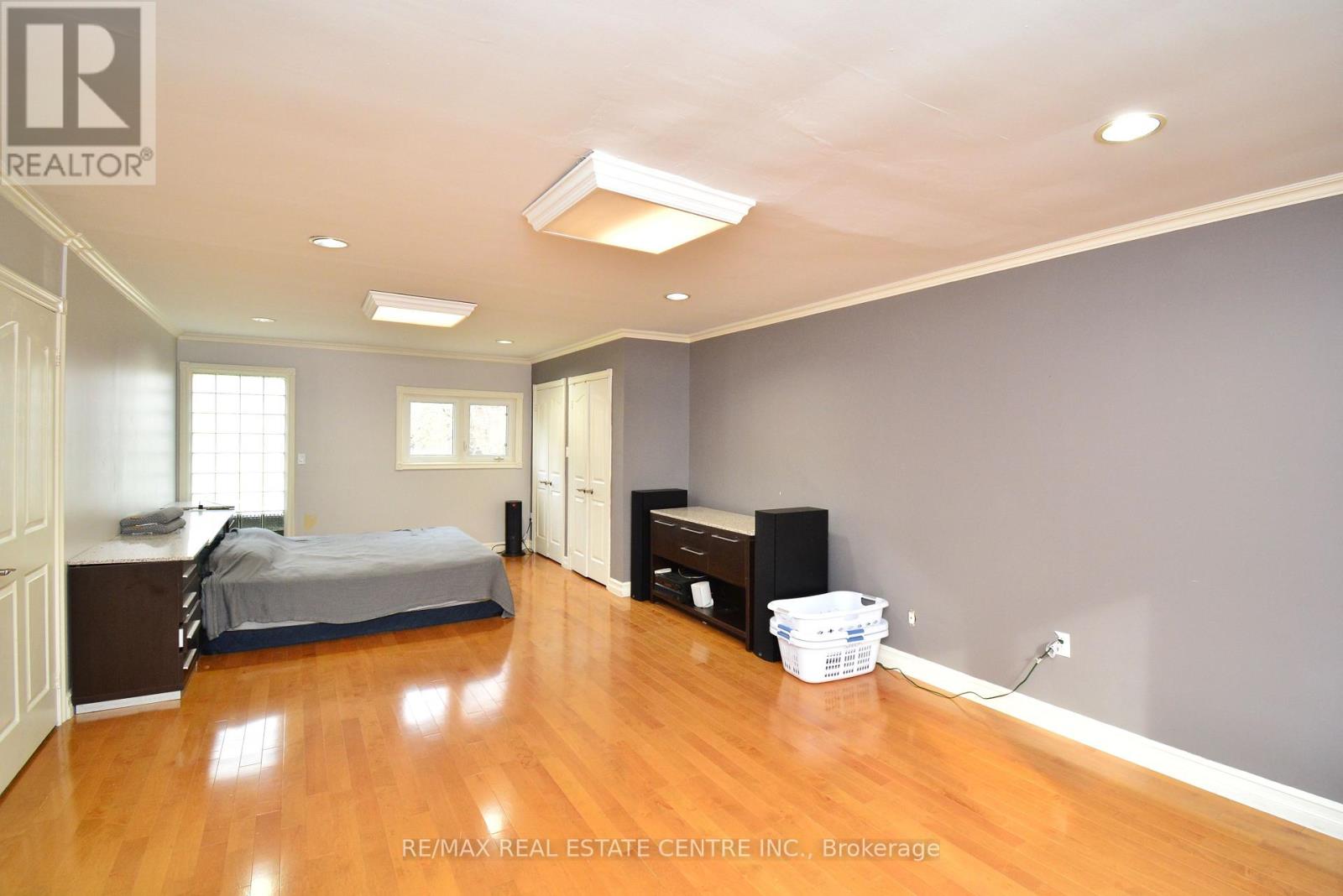 20 CRESCENT HILL DRIVE N - 22