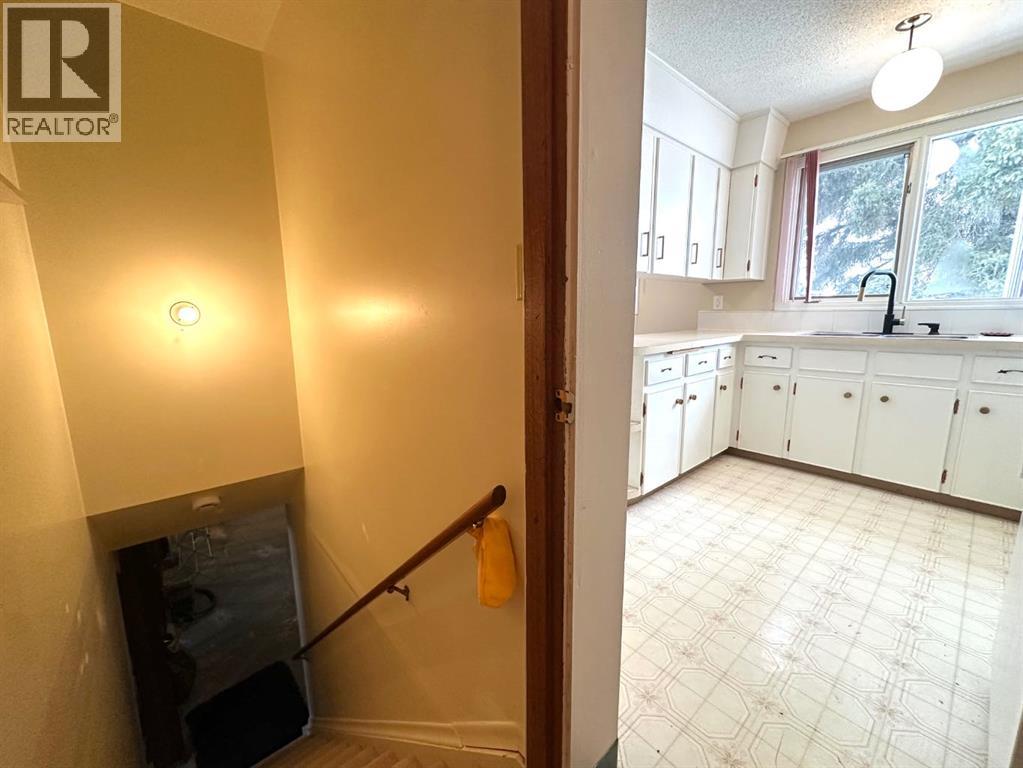 5240 50 Avenue - 6