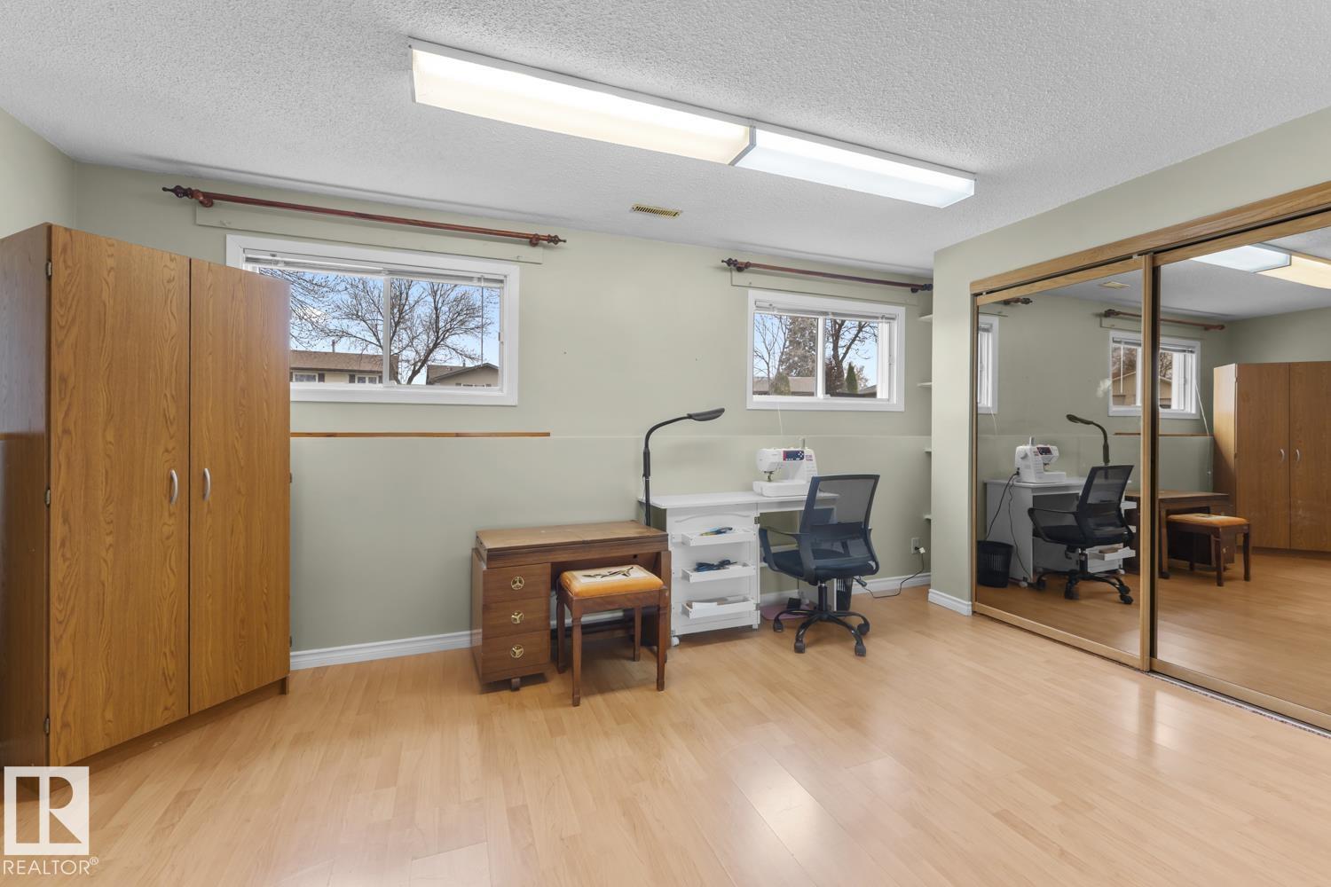 4104 43 ST - 32