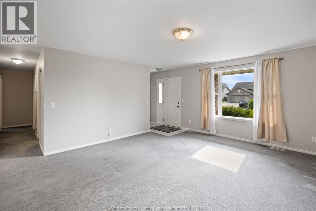 450 THORN RIDGE CRESCENT - Image 3