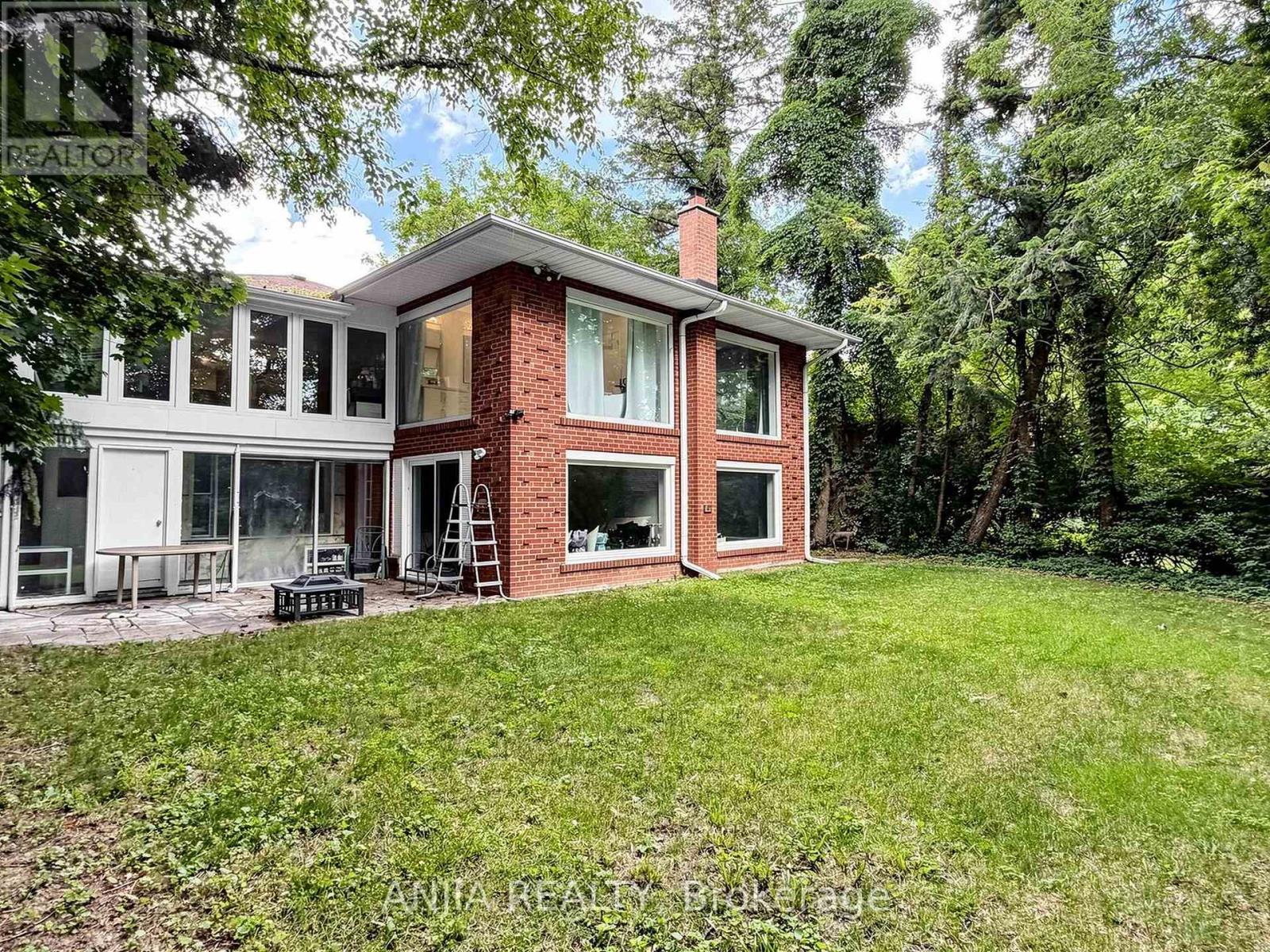 8 APPLEFIELD DRIVE - 48