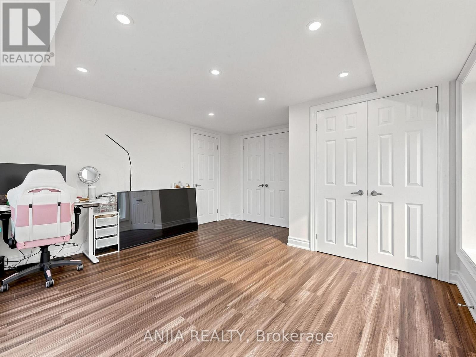 8 APPLEFIELD DRIVE - 43