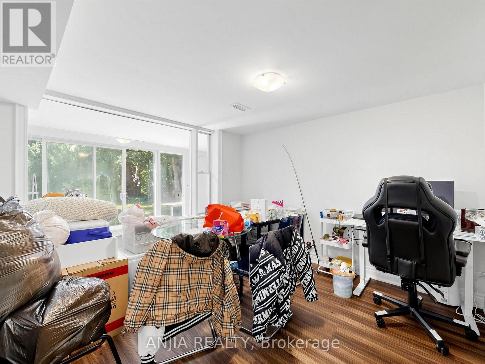 8 APPLEFIELD DRIVE - 44