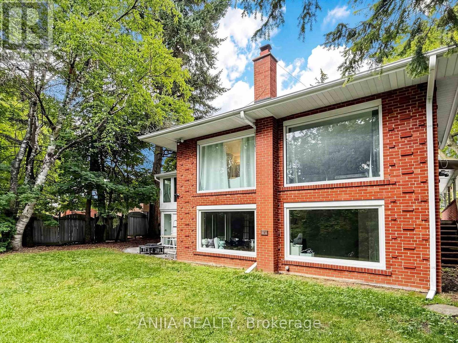 8 APPLEFIELD DRIVE - 47