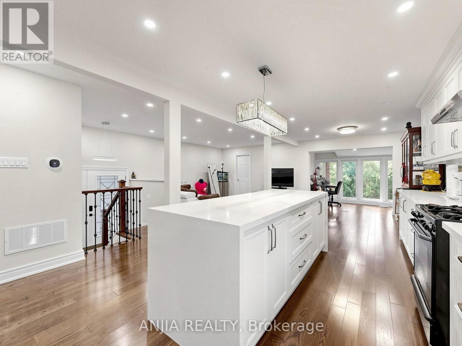 8 APPLEFIELD DRIVE - 12