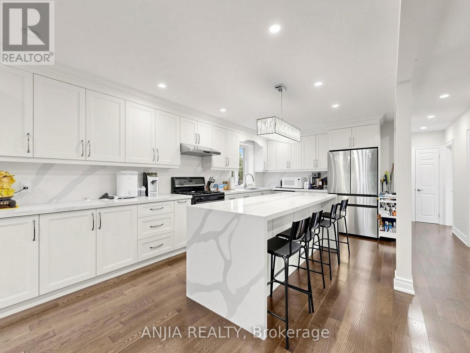8 APPLEFIELD DRIVE - 11